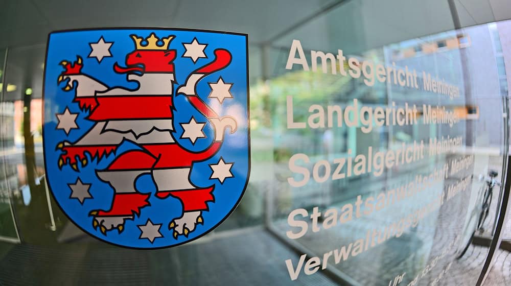 Nach dem Tod eines 23-Jährigen im Juni sind nun auch zwei 15 und 16 Jahre alte Mädchen festgenommen worden. Sie stehen laut Staatsanwaltschaft Meiningen unter Mordverdacht. (Archivbild) / Foto: picture alliance / dpa