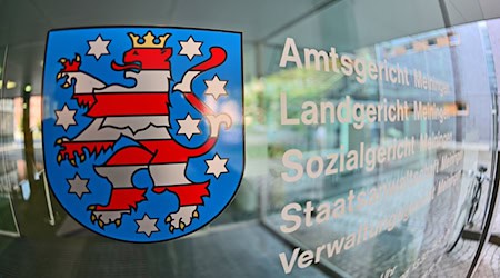 Nach dem Tod eines 23-Jährigen im Juni sind nun auch zwei 15 und 16 Jahre alte Mädchen festgenommen worden. Sie stehen laut Staatsanwaltschaft Meiningen unter Mordverdacht. (Archivbild) / Foto: picture alliance / dpa
