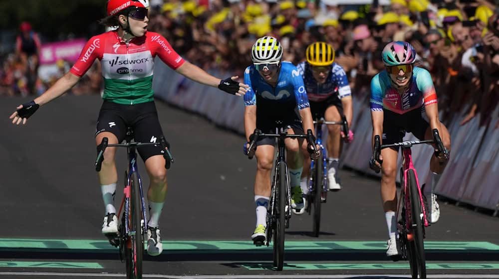 Radsportlerinnen um die Deutsche Liane Lippert (2.v.l) bei der Tour de France. / Foto: Peter Dejong/AP/dpa
