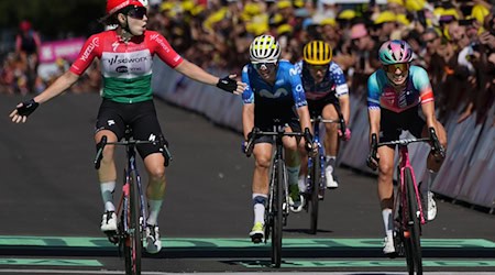 Radsportlerinnen um die Deutsche Liane Lippert (2.v.l) bei der Tour de France. / Foto: Peter Dejong/AP/dpa