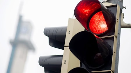 Auslöser für den Streit war die Missachtung einer roten Ampel. (Symbolbild) / Foto: Hauke-Christian Dittrich/dpa
