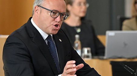 Mario Voigt ist gegen ein späteres Renteneintrittsalter. (Archivbild) / Foto: Martin Schutt/dpa