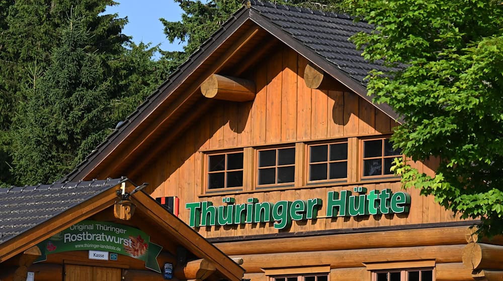 Während in touristisch stark frequentierten Gebieten wie im Thüringer Wald nach wie vor ein gutes Netz an Einkehrmöglichkeiten bestehe, gibt es nach Einschätzung von Experten abseits dieser Punkte immer mehr Lücken. / Foto: Martin Schutt/dpa