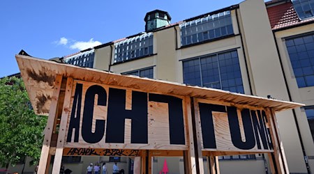 «Achtung» ist das Motto der Jahresschau "summaery 2025" der Bauhaus-Universität. / Foto: Martin Schutt/dpa