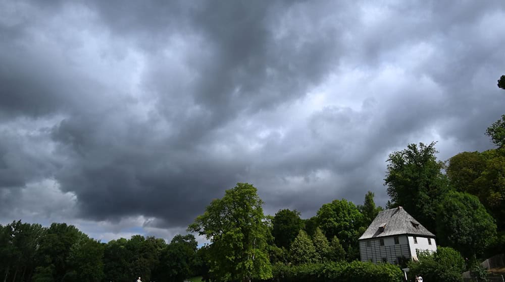 Regenwolken hängen über dem Freistaat und bringen zum Teil Starkregen und Hagel. (Symbolbild) / Foto: Martin Schutt/dpa