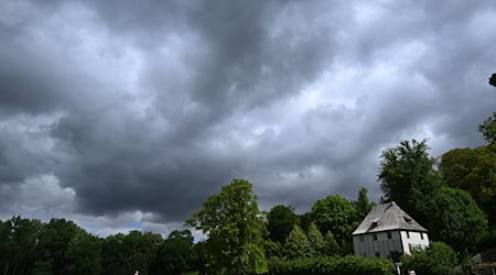 Regenwolken hängen über dem Freistaat und bringen zum Teil Starkregen und Hagel. (Symbolbild) / Foto: Martin Schutt/dpa