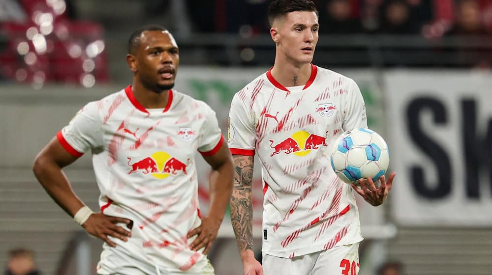 Lois Openda (l.) traf gegen Bergamo für RB Leipzig, Sesko fehlte. / Foto: Jan Woitas/dpa