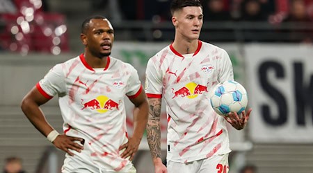Lois Openda (l.) traf gegen Bergamo für RB Leipzig, Sesko fehlte. / Foto: Jan Woitas/dpa