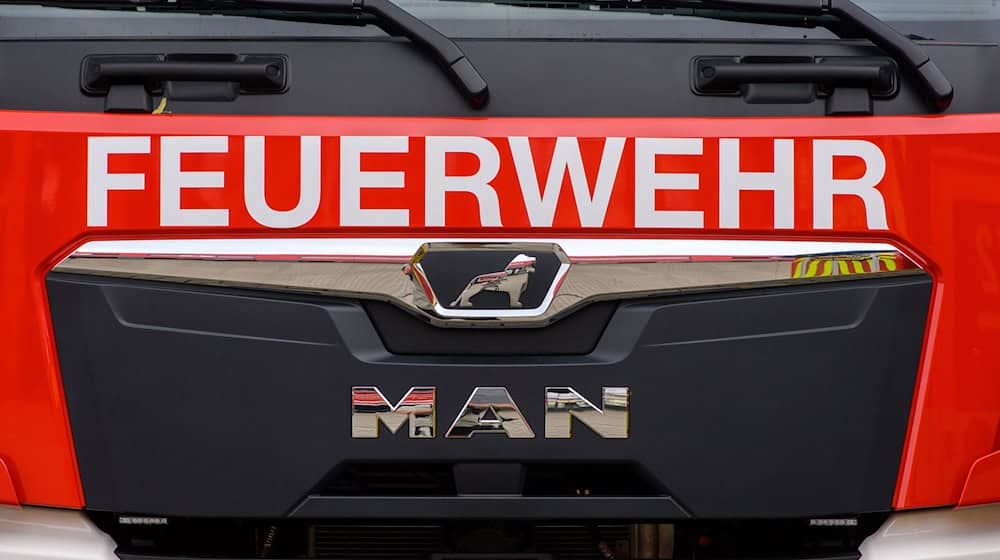 Die Feuerwehr rückt an, um ein Feuer in gleich zwei Gebäuden zu bekämpfen. (Symbolbild)  / Foto: Klaus-Dietmar Gabbert/dpa