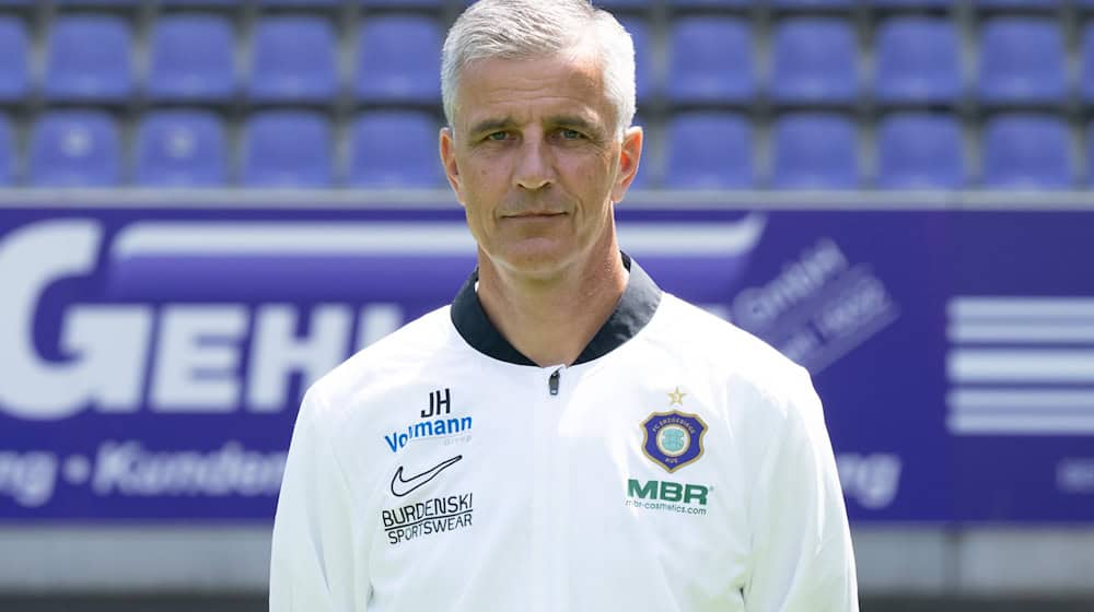 Aue-Trainer Jens Härtel sah den ersten Sieg seiner Mannschaft. / Foto: Sebastian Kahnert/dpa