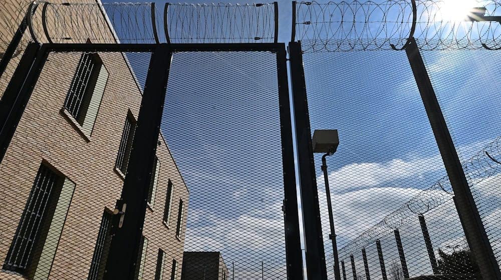 Die Abschiebehaftanstalt in Arnstadt nimmt ihren Betrieb auf. (Archivbild) / Foto: Martin Schutt/dpa