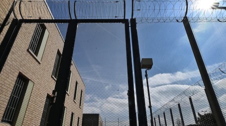 Die Abschiebehaftanstalt in Arnstadt nimmt ihren Betrieb auf. (Archivbild) / Foto: Martin Schutt/dpa