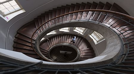 Henry van de Velde hat auch das Hauptgebäude der heutigen Bauhaus-Universität in Weimar mitsamt des berühmten Treppenhauses entworfen. (Archivbild) / Foto: Monika Skolimowska/dpa-Zentralbild/dpa