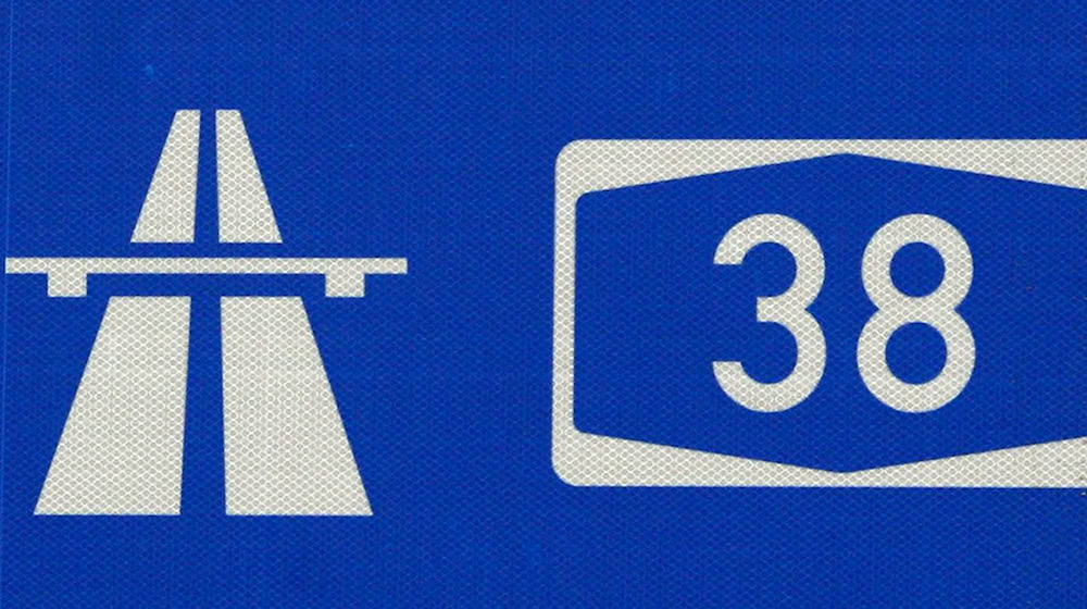 Infolge des Unfalls kam es zu erheblichen Behinderungen im Wochenendreiseverkehr. (Symbolbild) / Foto: picture alliance / dpa