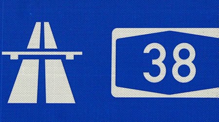 Infolge des Unfalls kam es zu erheblichen Behinderungen im Wochenendreiseverkehr. (Symbolbild) / Foto: picture alliance / dpa