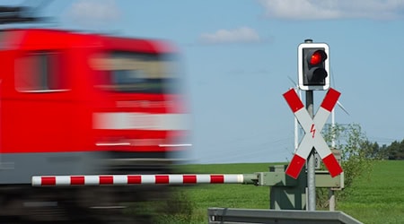 Ein Lkw-Fahrer zog das Auto der 78-Jährigen von den Gleisen, Sekunden bevor ein Zug durchfuhr. (Symbolbild) / Foto: Patrick Pleul/dpa-Zentralbild/dpa