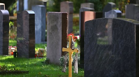 Im Streit um die Bestattung eingeäscherter Personen in Aschebeuteln zeigt sich das betroffene Bestattungsunternehmen verwundert. (Symbolbild) / Foto: Karl-Josef Hildenbrand/dpa