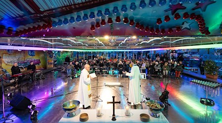 Die Evangelische Kirche in Mitteldeutschland lädt zu Gottesdiensten auf Volksfesten ein - wie 2024 zum «Abendmahl im Autoscooter». (Archivbild) / Foto: Michael Reichel/dpa