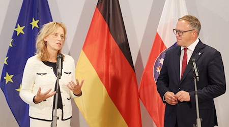 Bundesbildungsministerin Karin Prien plädiert für mehr Schutz von Kindern im Digitalen. Thüringens Ministerpräsident Mario Voigt (beide CDU) kündigte einen Entschließungsantrag im Bundesrat an.  / Foto: Bodo Schackow/dpa