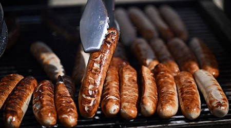 Woher kommt die älteste Bratwurst? Über die Frage wird seit vielen Jahren gestritten. (Archivbild) / Foto: Martin Schutt/dpa