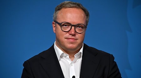 Thüringens Landesregierung mit Regierungschef Voigt hat sich den Abbau von Bürokratie als eine der wichtigsten Aufgaben vorgenommen. (Archivbild) / Foto: Martin Schutt/dpa