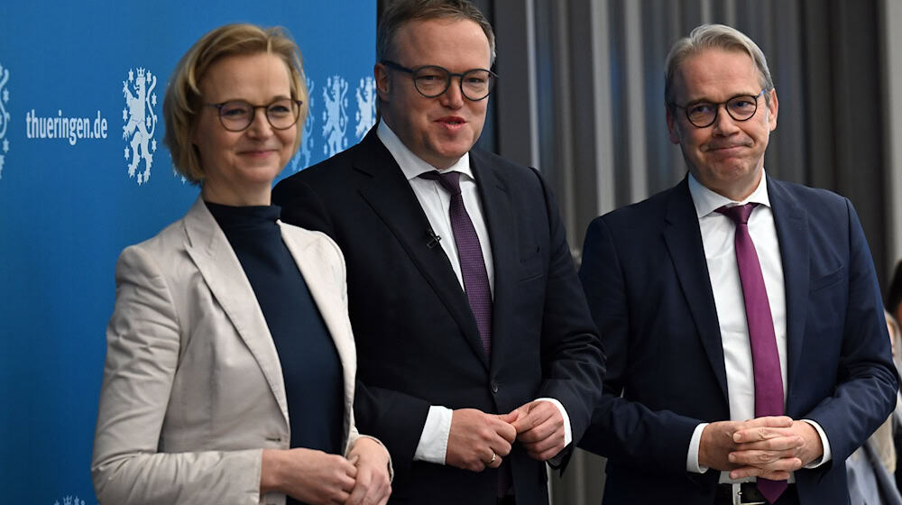 Die Landtagsfraktionen von CDU, BSW und SPD wollen das sogenannte «Drei plus eins»-Format wiederbeleben. Es habe eine Einladung an die Linken gegeben, in das sogenannte «Drei plus eins»-Format zurückzukehren, sagte Thüringens Ministerpräsident Mario Voigt (M., CDU) am Freitag in Bad Blankenburg nach einer Klausurtagung der Spitzen der Brombeer-Koalition. (Archivbild) / Foto: Martin Schutt/dpa