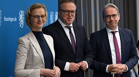 Die Landtagsfraktionen von CDU, BSW und SPD wollen das sogenannte «Drei plus eins»-Format wiederbeleben. Es habe eine Einladung an die Linken gegeben, in das sogenannte «Drei plus eins»-Format zurückzukehren, sagte Thüringens Ministerpräsident Mario Voigt (M., CDU) am Freitag in Bad Blankenburg nach einer Klausurtagung der Spitzen der Brombeer-Koalition. (Archivbild) / Foto: Martin Schutt/dpa