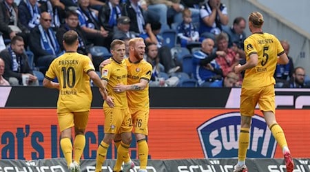 Torschütze Niklas Hauptmann (2.v.l, Dynamo Dresden) feiert seinen Treffer zur 1:0-Führung. / Foto: Friso Gentsch/dpa