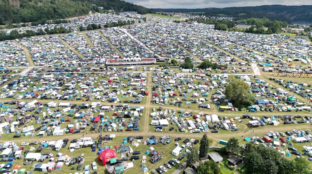 Rund um das Festival entsteht jedes Jahr eine riesige Zeltstadt. (Archivbild) / Foto: Bodo Schackow/dpa