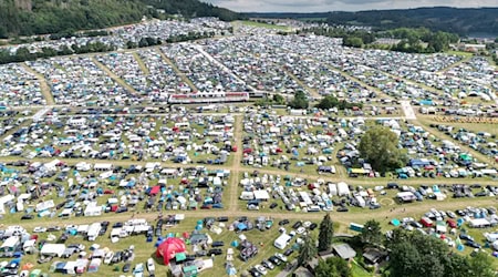 Rund um das Festival entsteht jedes Jahr eine riesige Zeltstadt. (Archivbild) / Foto: Bodo Schackow/dpa