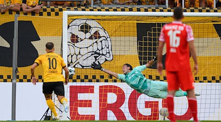 Dresdens Torwart Tim Schreiber (M) kann das Tor zum 0:1 nicht verhindern. / Foto: Robert Michael/dpa