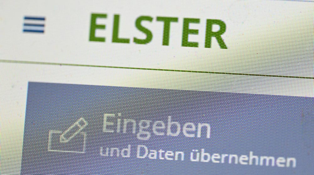Im Namen des Steuerportals Elster versenden Betrüger aktuell Mails. (Symbolbild) / Foto: Bernd Weißbrod/dpa