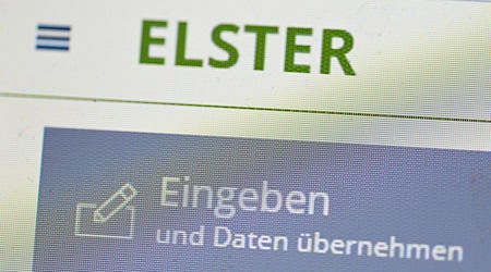 Im Namen des Steuerportals Elster versenden Betrüger aktuell Mails. (Symbolbild) / Foto: Bernd Weißbrod/dpa