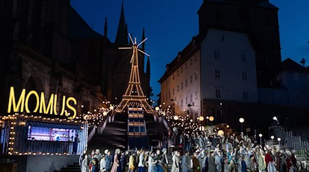 «La Bohème» von Giacomo Puccini wird bei den diesjährigen Domstufen-Festspielen aufgeführt. / Foto: Michael Reichel/dpa