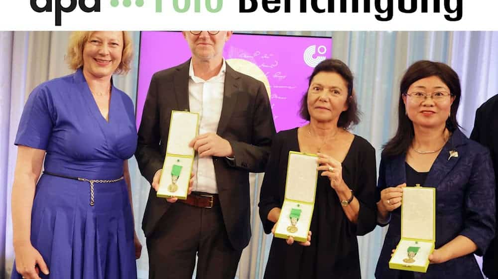 Mit der Goethe-Medaille wurden der Autor David Van Reybrouck aus Belgien, die Sprachwissenschaftlerin Li Yuan aus China und der in der Türkei inhaftierte Kulturförderer Osman Kavala ausgezeichnet. Für Kavala nahm dessen Ehefrau Ayse Bugra die Ehrung entgegen. / Foto: Bodo Schackow/dpa