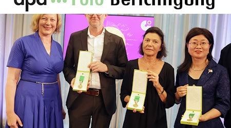 Mit der Goethe-Medaille wurden der Autor David Van Reybrouck aus Belgien, die Sprachwissenschaftlerin Li Yuan aus China und der in der Türkei inhaftierte Kulturförderer Osman Kavala ausgezeichnet. Für Kavala nahm dessen Ehefrau Ayse Bugra die Ehrung entgegen. / Foto: Bodo Schackow/dpa