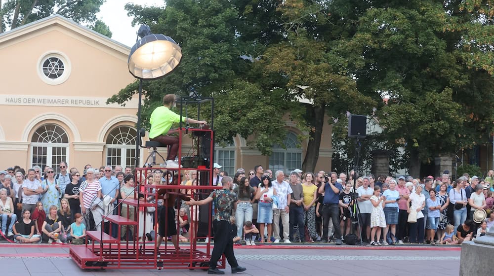 Am Mittwoch wurde das Kunstfest Weimar unter anderem mit einer Tanz-Performance unter freiem Himmel eröffnet. Das Festival gilt laut Veranstaltern als größtes für zeitgenössische Kunst in Ostdeutschland. (Archivbild) / Foto: Bodo Schackow/dpa