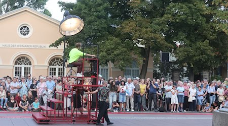 Am Mittwoch wurde das Kunstfest Weimar unter anderem mit einer Tanz-Performance unter freiem Himmel eröffnet. Das Festival gilt laut Veranstaltern als größtes für zeitgenössische Kunst in Ostdeutschland. (Archivbild) / Foto: Bodo Schackow/dpa