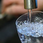 Die aktuell hochsommerlichen Temperaturen können für eine erhöhte Keimbelastung im Trinkwasser sorgen.(Symbolfoto) / Foto: Hendrik Schmidt/dpa