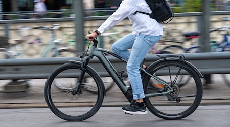 E-Bikes sind auch in Thüringen auf dem Vormarsch - jeder Vierte ist laut einer Umfrage des Energieanbieters Eon elektrisch unterwegs. (Symbolbild) / Foto: Leonie Asendorpf/dpa