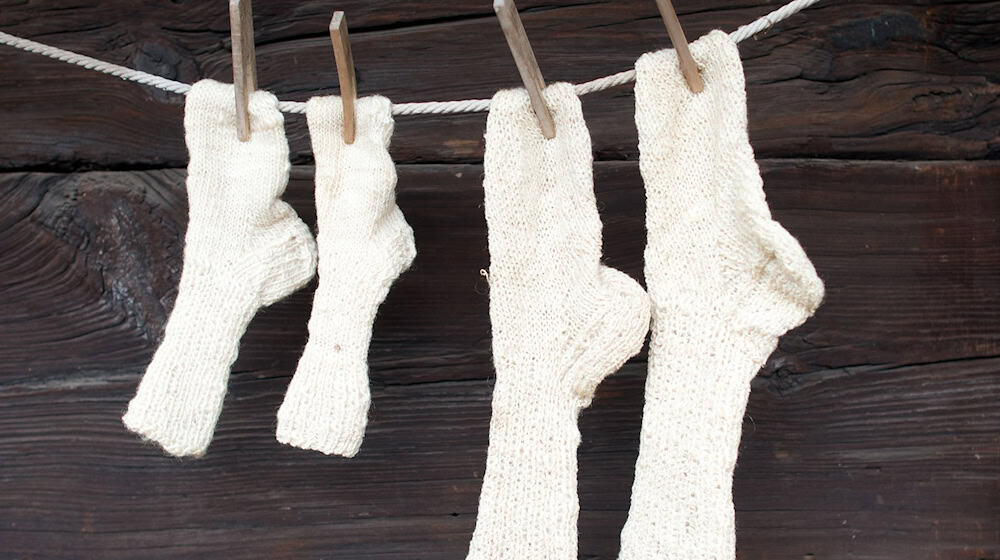 Mit zigtausend Socken auf einer Wäscheleine will Zeulenroda-Triebes im Thüringer Vogtland einen Weltrekord knacken. (Archivbild) / Foto: picture alliance / dpa