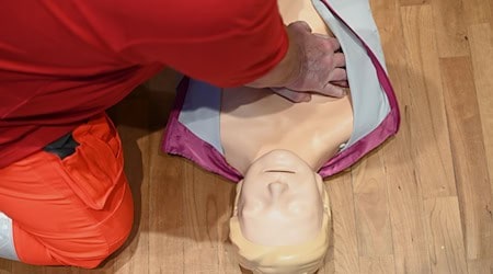 In einigen Kommunen waren in den vergangenen Jahren First Responder-Einheiten aufgestellt worden, die in der Regel mit alarmiert werden können. (Archivbild) / Foto: Katharina Kausche/dpa