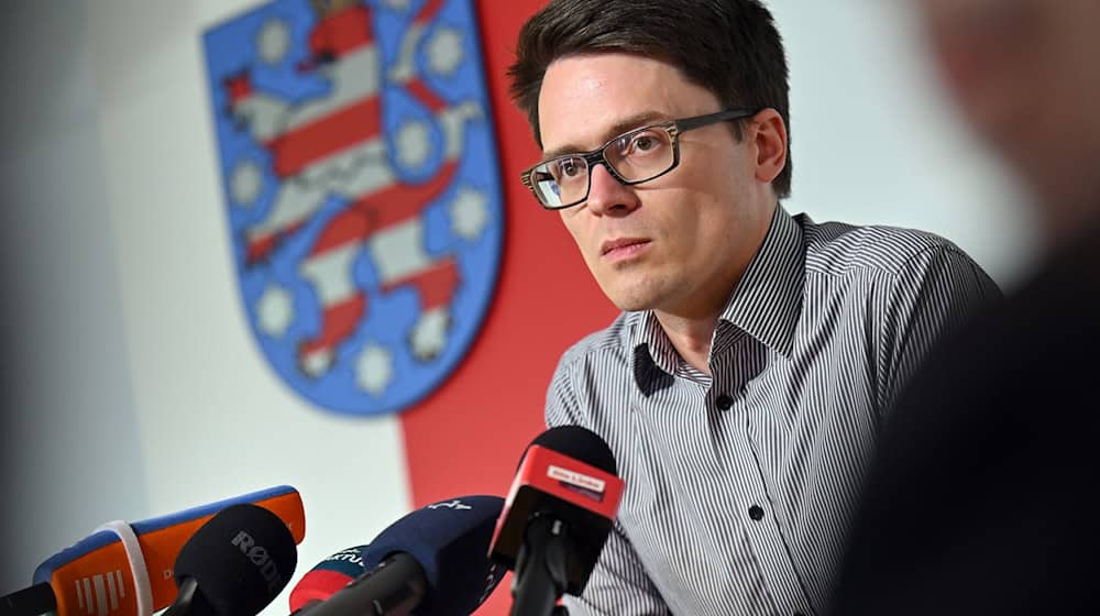 Thüringens Linke-Fraktionschef Christian Schaft warnt vor Einschnitten bei Förderprogrammen. (Archivbild)   / Foto: Martin Schutt/dpa