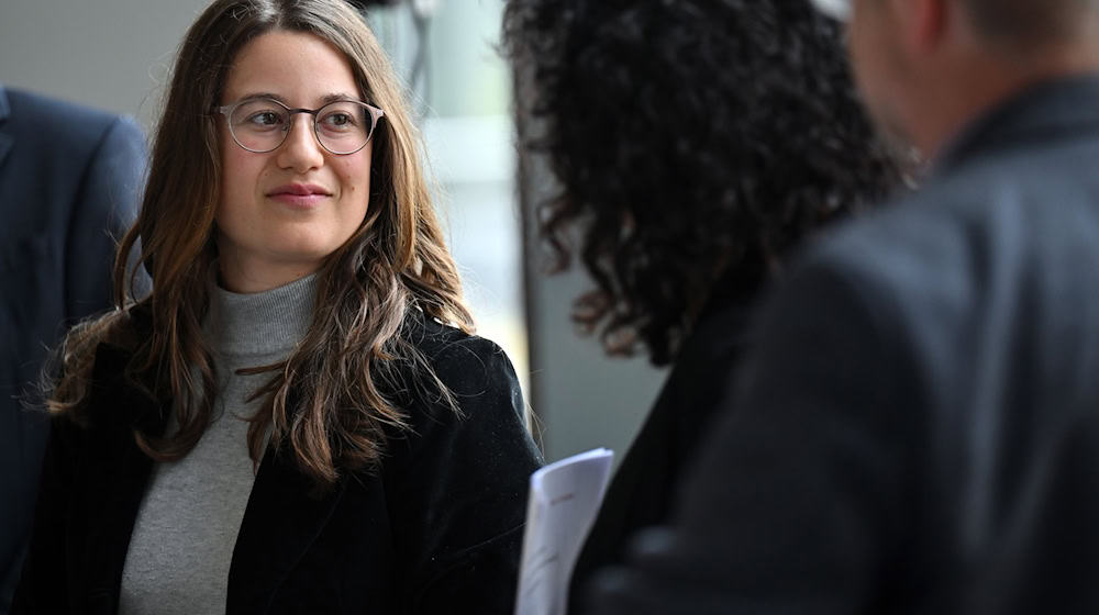 Die Linke-Fraktion mit Lena Saniye Güngör macht Vorschläge zur Arbeitsmarktpolitik. (Archivbild)  / Foto: Martin Schutt/dpa
