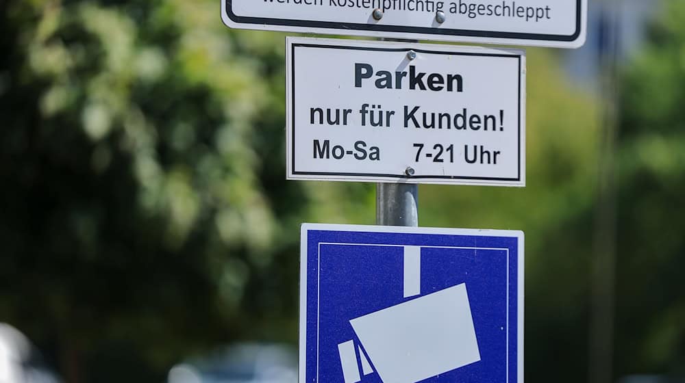 Auf immer mehr Parkplätzen, vor allem von Supermärkten, wird das Parken digital erfasst und von externen Dienstleistern abgewickelt. (Archivbild) / Foto: Jan Woitas/dpa