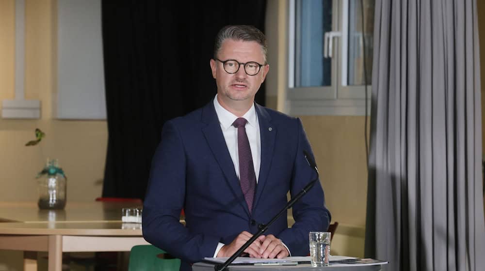 Thüringens Bildungsminister Christian Tischner (CDU) sieht erste Erfolge im Kampf gegen den Lehrermangel. / Foto: Bodo Schackow/dpa