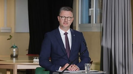 Thüringens Bildungsminister Christian Tischner (CDU) sieht erste Erfolge im Kampf gegen den Lehrermangel. / Foto: Bodo Schackow/dpa