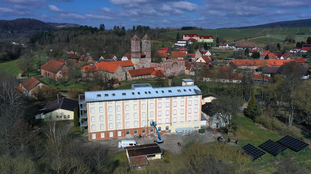 In Kloster Veßra ist ein neues Sammlungszentrum eröffnet worden, das mehreren Museen Platz für ihre Bestände bietet. (Archivbild) / Foto: Martin Schutt/dpa