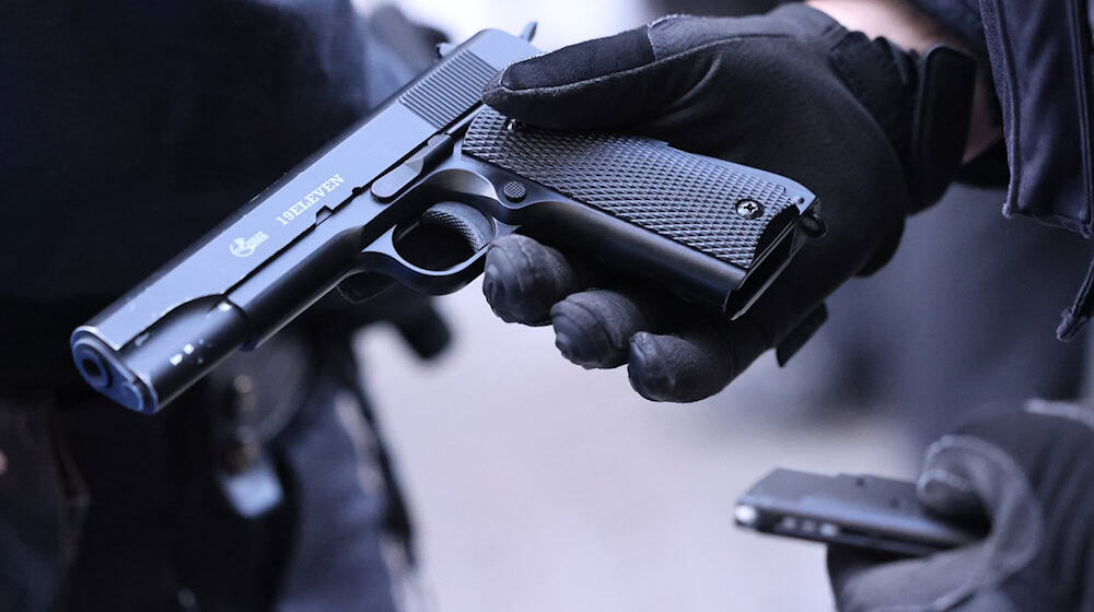 Mit einer Softairwaffe schoss der Mann auf das Nachbargrundstück. (Symbolbild) / Foto: David Young/dpa