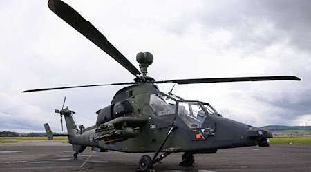 Bei den Übungen werden Kampfhubschrauber nachts im Tiefflug unterwegs sein. (Archivbild) / Foto: Swen Pförtner/dpa